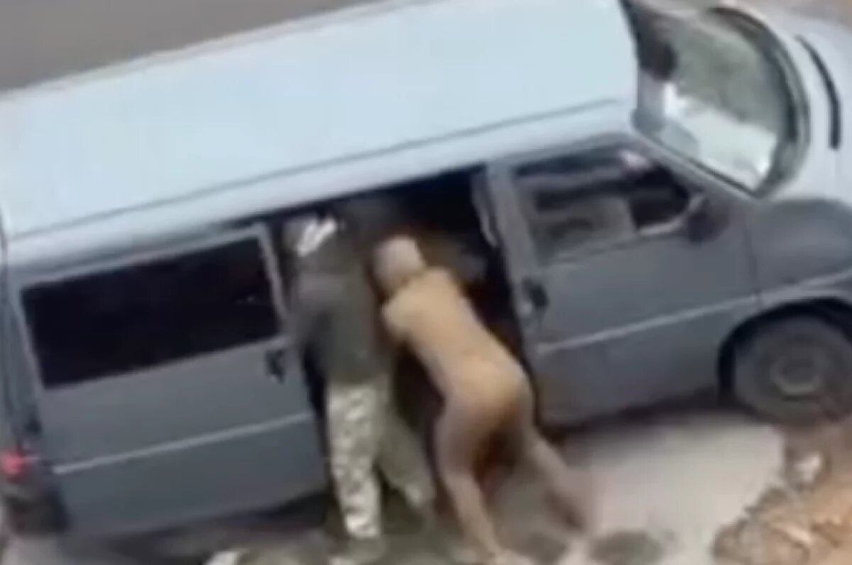    Сотрудники ТЦК и полиция силой вскрыли машину таксиста в Киеве