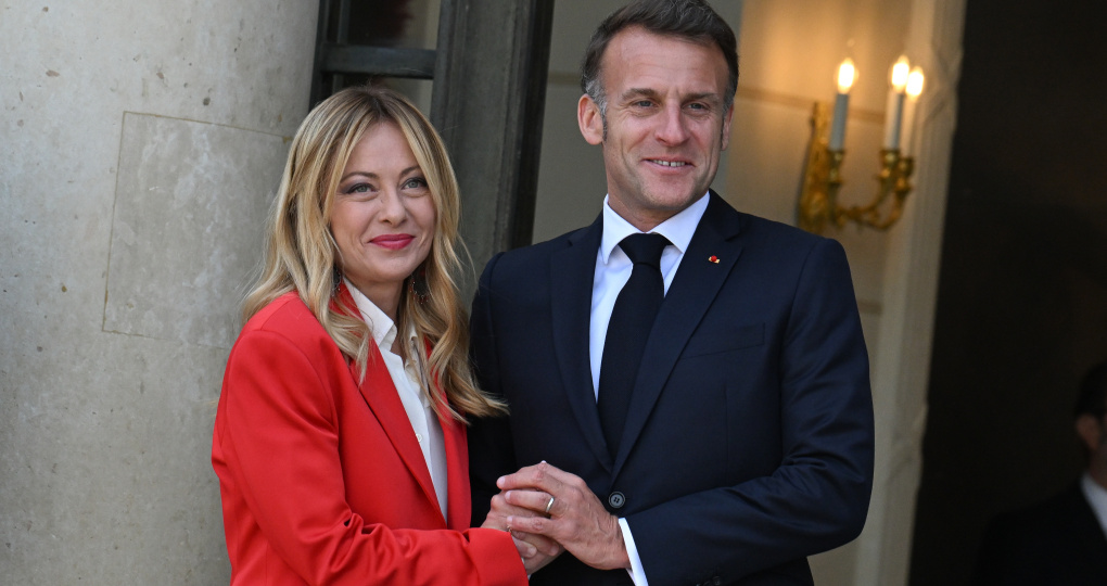 Макрон шокировал Мелони почти «эскимосским» поцелуем. Неловкость испытали все — мировые СМИ взбунтовались из-за странных объятий на официальной встрече