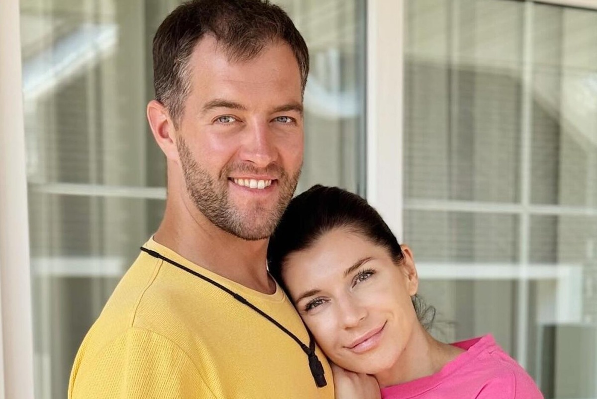     Муж Екатерины Волковой решил разобраться с уволившим его жену из-за «старости» главой Театра комедии