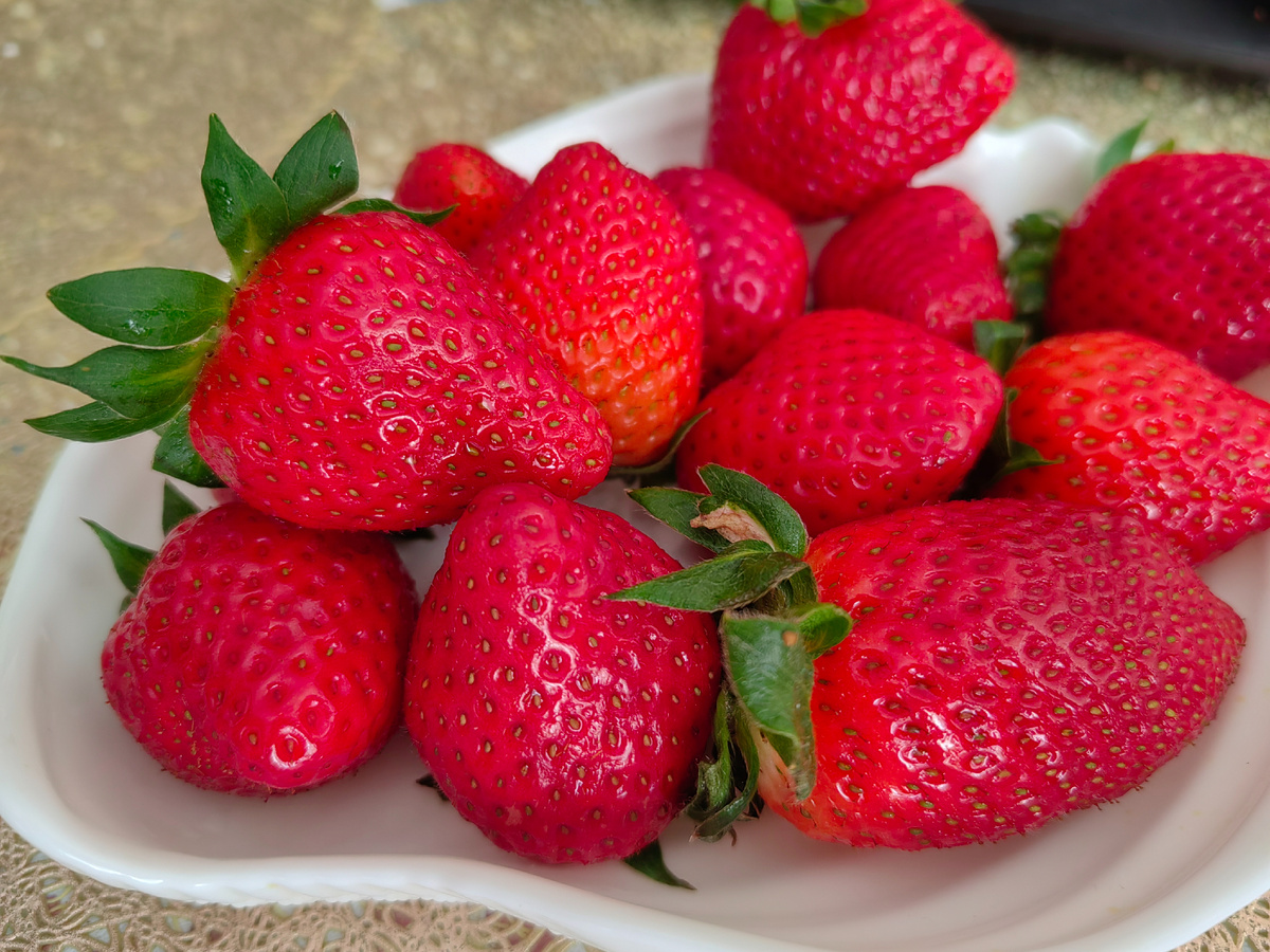 Лета ждать долго, своего огорода нет. Всегда покупаем раннюю привозную клубнику