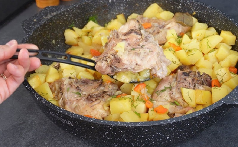 Запечённая курица с овощами и картошкой: простой рецепт для вкусного домашнего ужина