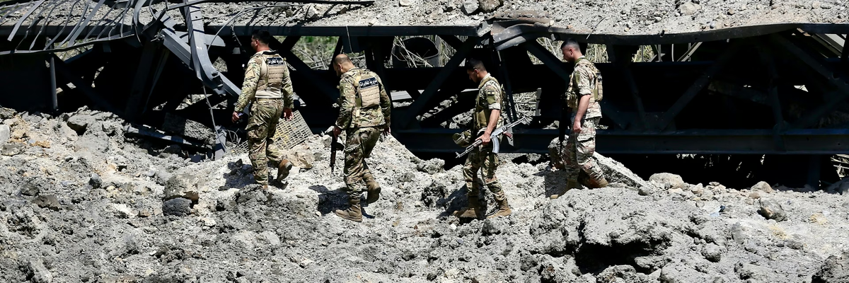 Ливанские солдаты переходят по мосту, поврежденному в результате израильского авиаудара недалеко от Тира на юге Ливана. Stringer / EPA