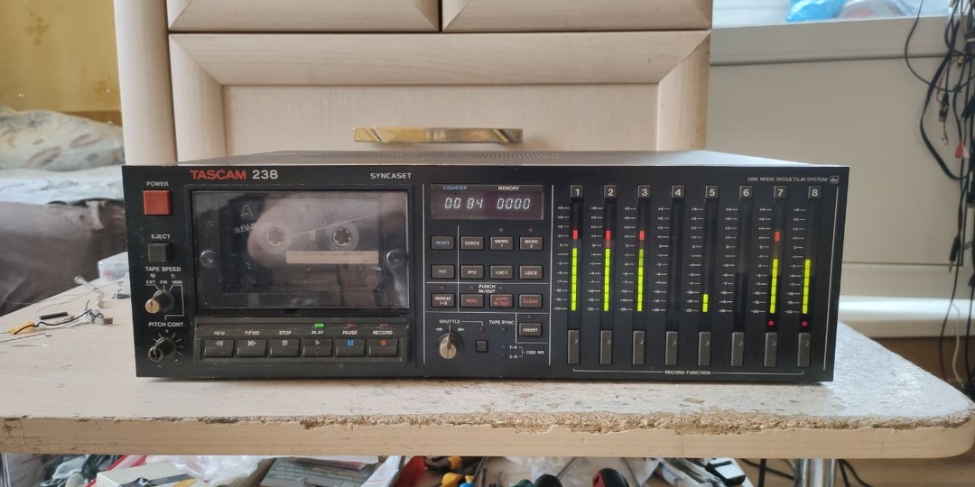 Tascam 238 Syncaset.Кассетный ренессанс идёт полным ходом и уже затронул не только слушателей, но и авторов, так сказать создателей