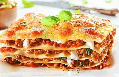 Простая лазанья с фаршем в духовке.