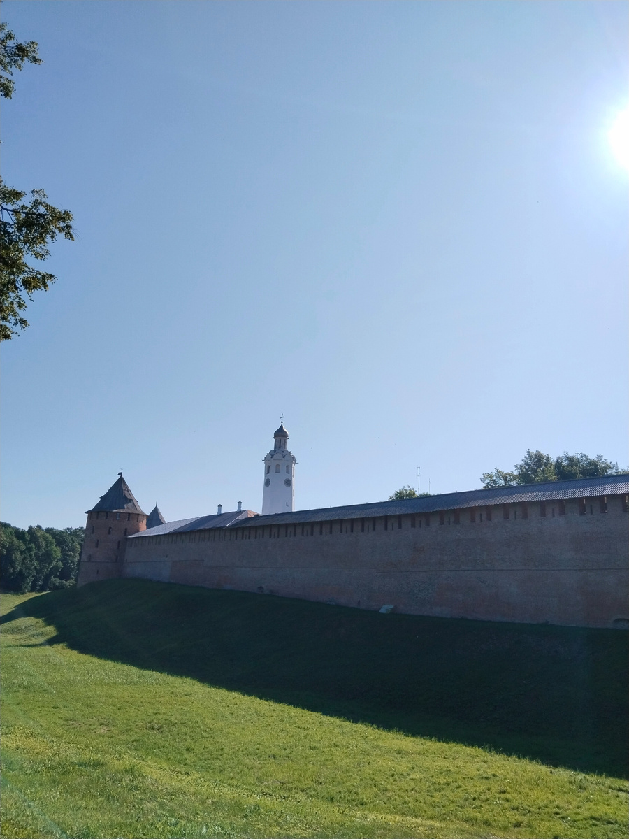 Очень суровые стены. Не для баловства построенные. 