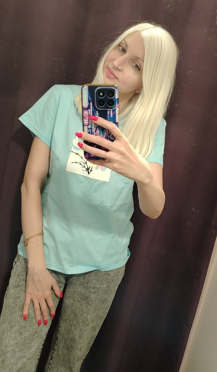 Свежее фото, примерка новой футболки