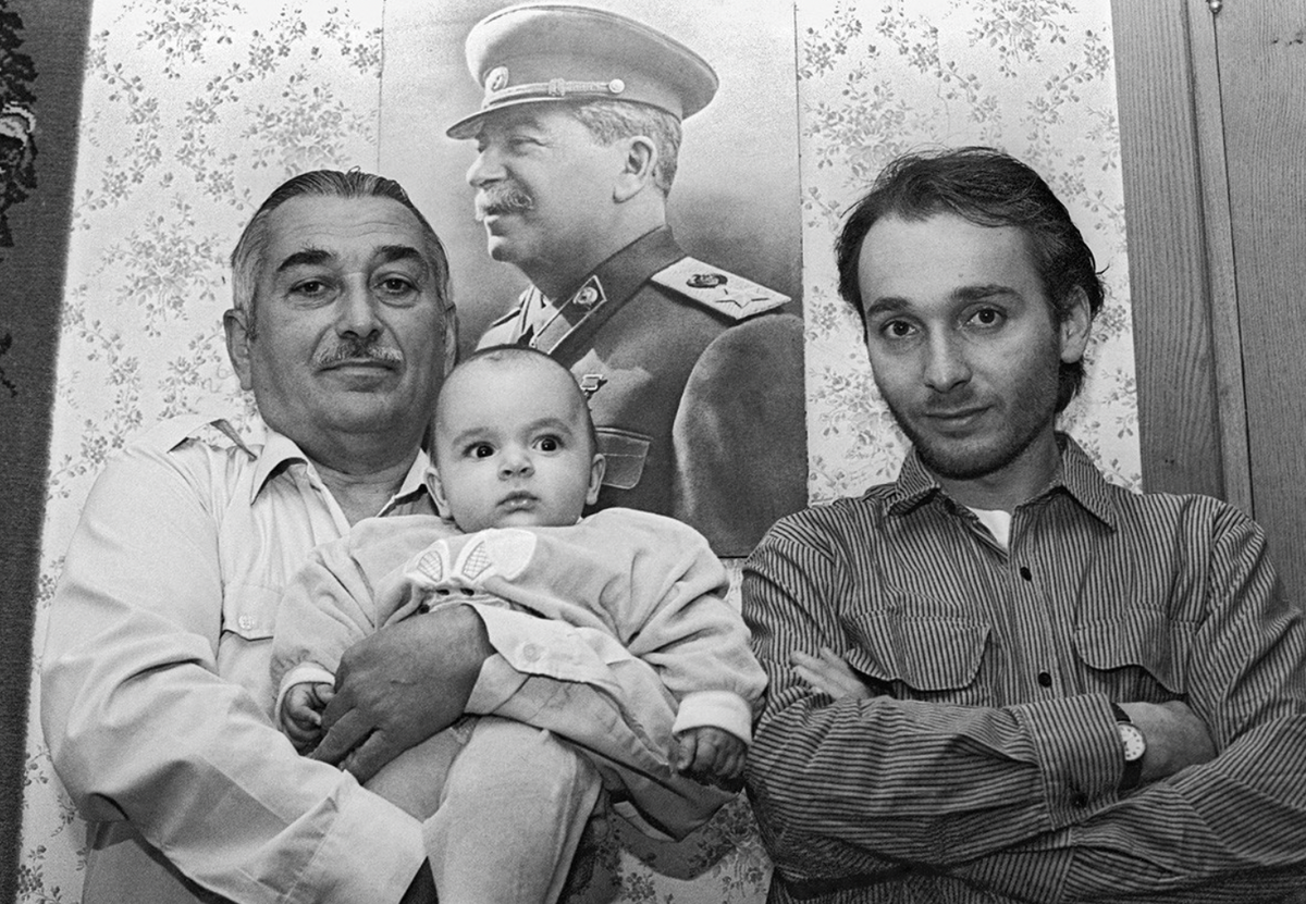 Евгений Джугашвили с сыном Виссарионом и внуком Иосифом в Тбилиси, 1995
Цагарели Г./TASS