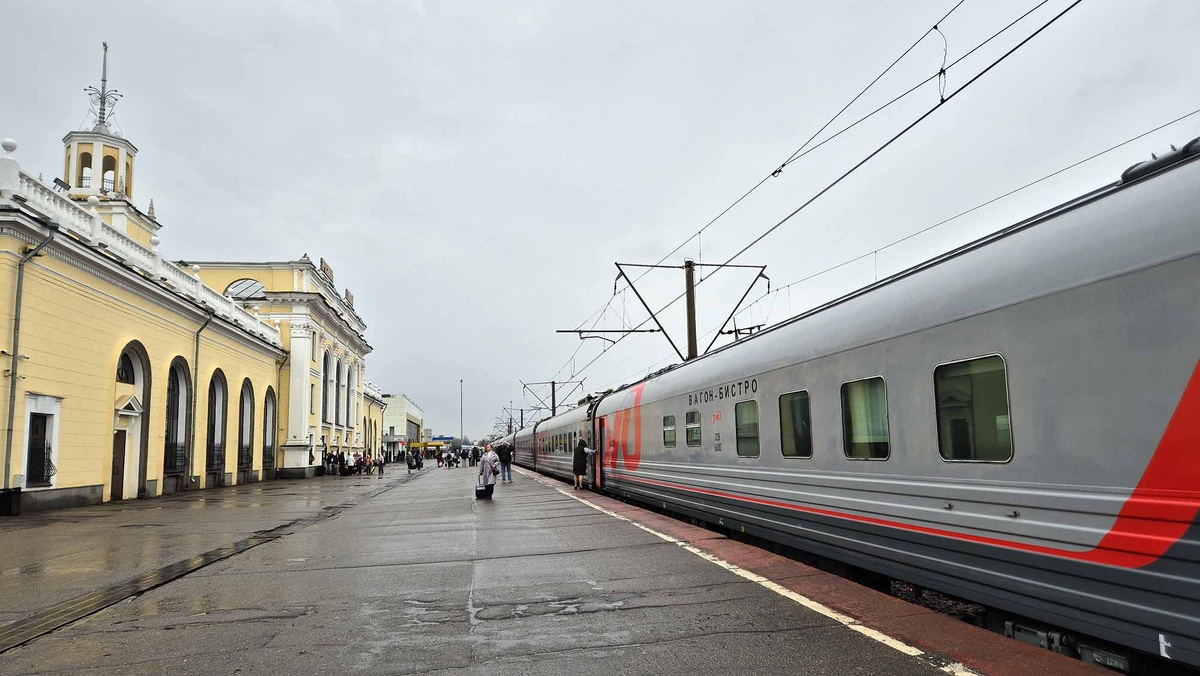Фирменный поезд "Виталий Предыбайлов" ежедневно курсирует между Ярославлем и Москвой. Время в пути составляет три с половиной часа. Это бюджетная альтернатива "Ласточке", которая ездит из Костромы в Москву и делает остановку в Ярославле