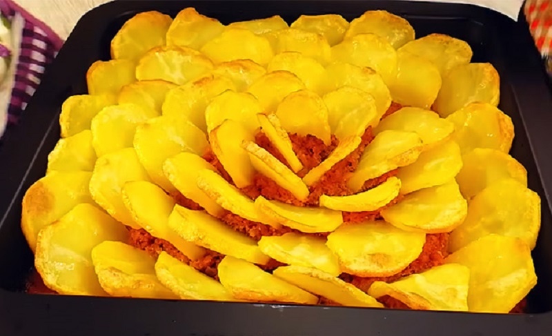 Картофельный цветок с мясом: как удивить всех простым блюдом
