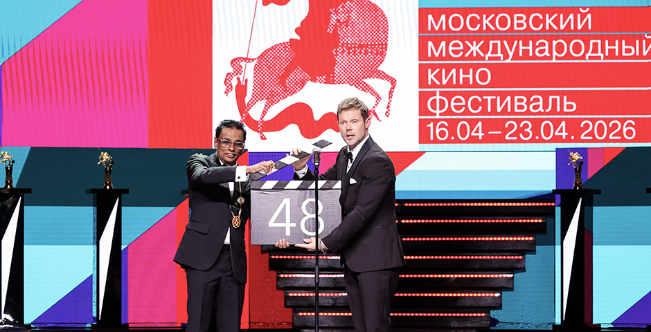 Председатель жюри кинофестиваля Прасанна Витанаге и актер Даниил Воробьев на церемонии открытия ММКФ. Фото: Валерий Шарифулин/ТАСС
