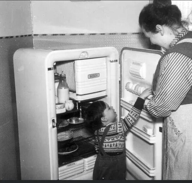 ЗИЛ-Москва, 1951 год. Этот агрегат весил под 90 кг и работал без намёка на неисправность. Единственное, что в нём ломалось — лампочка и резинка двери. Владельцы шутили, что ЗИЛ можно передавать по наследству вместе с квартирой