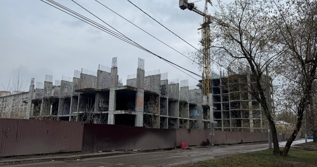 Десятилетний долгострой начали сносить на Гончарова в Нижнем Новгороде