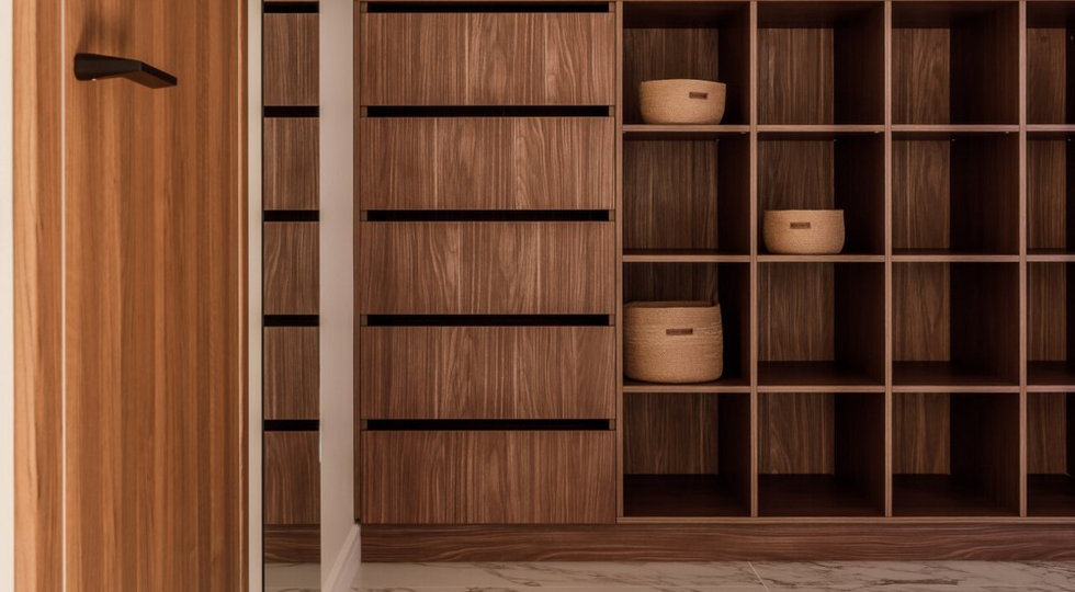 Почему в апреле стоит перебрать кладовку, а не ждать осени