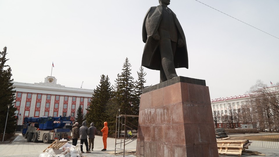 Памятник Ленина в Барнауле вернули на место