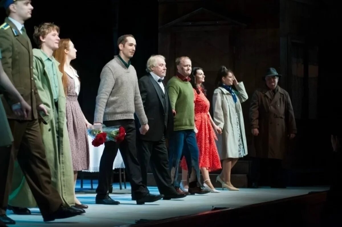    Актёры выходят на поклон