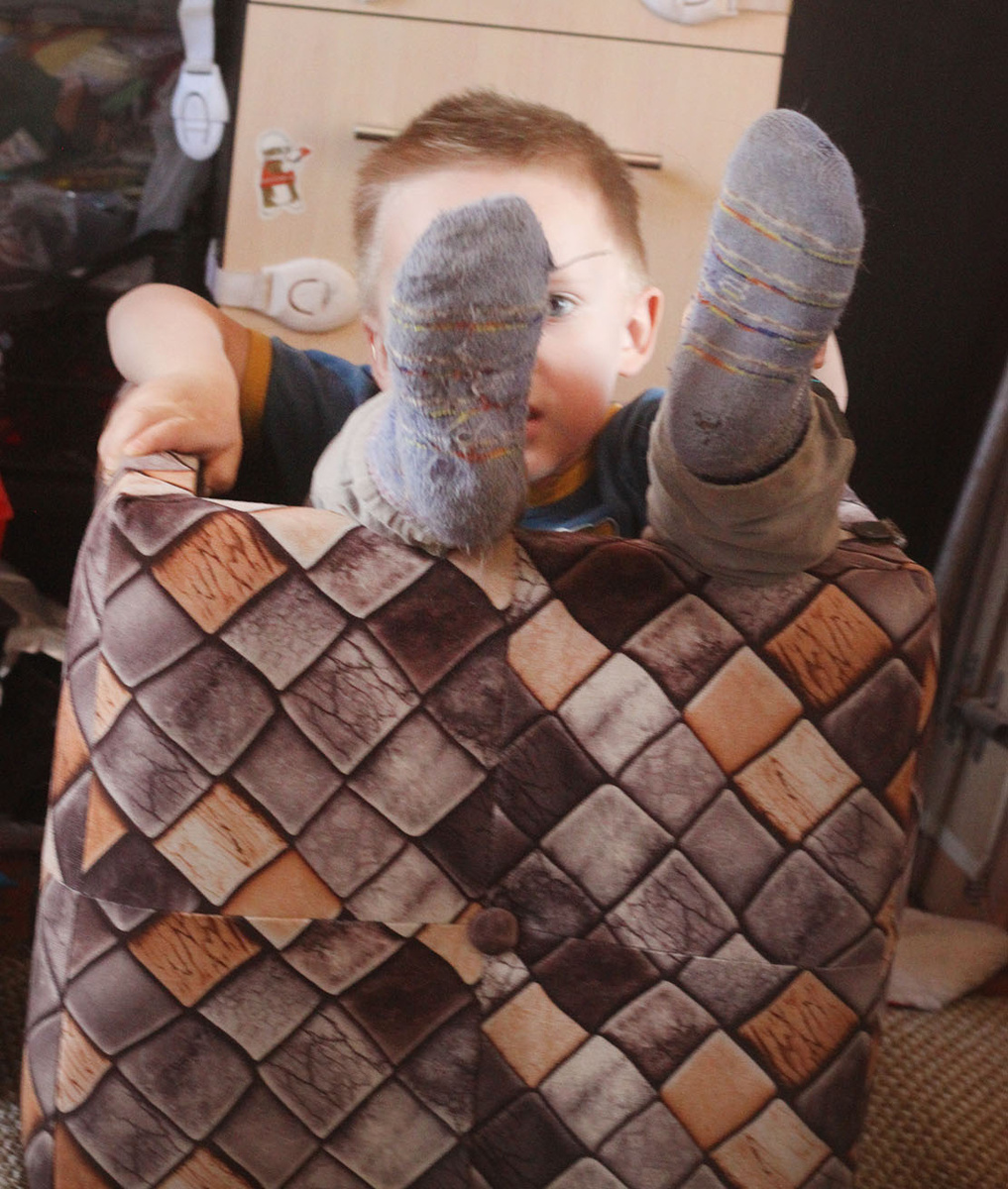 Упал бокал.