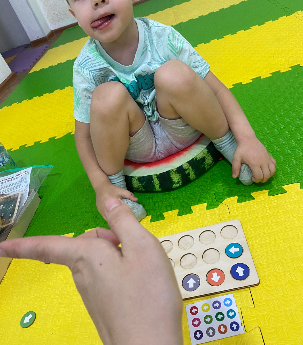 Миша на занятиях.