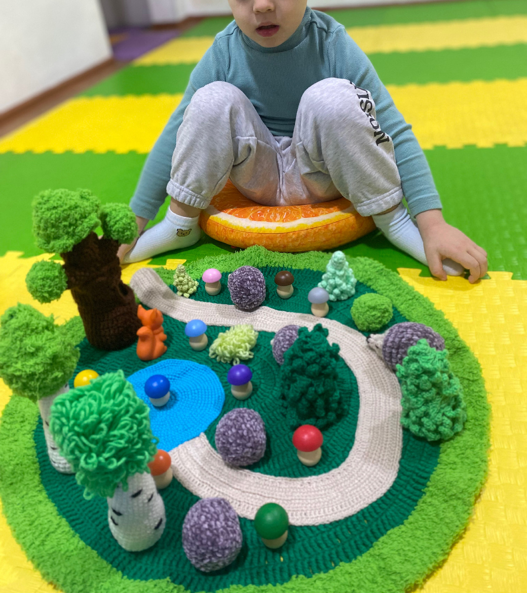 Миша на занятиях.