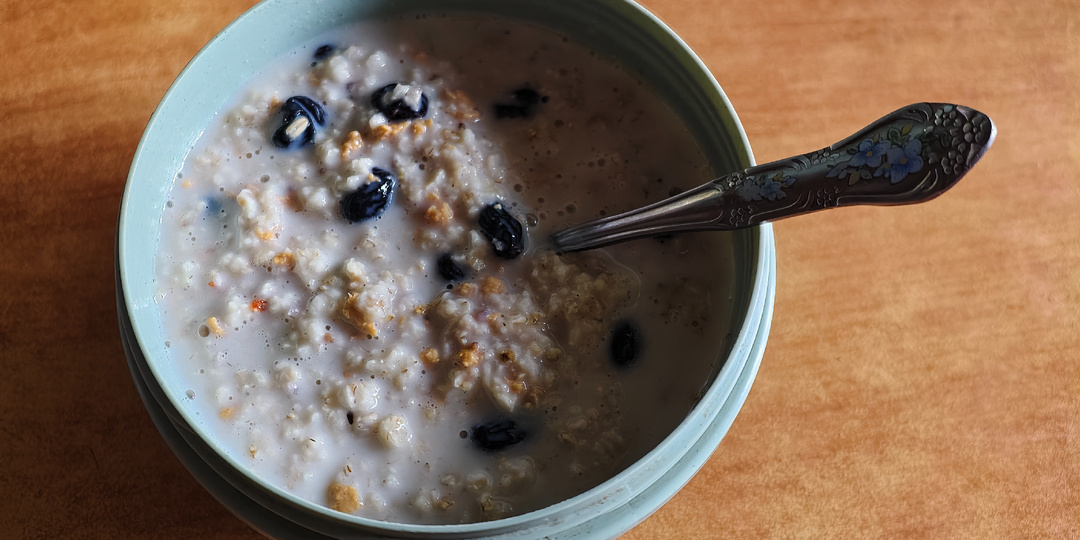 Овсянка с куриным фаршем и изюмом (~440 ккал)