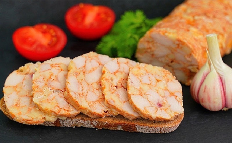 Куриный рулет в рукаве: простая закуска, которую захочется повторять  