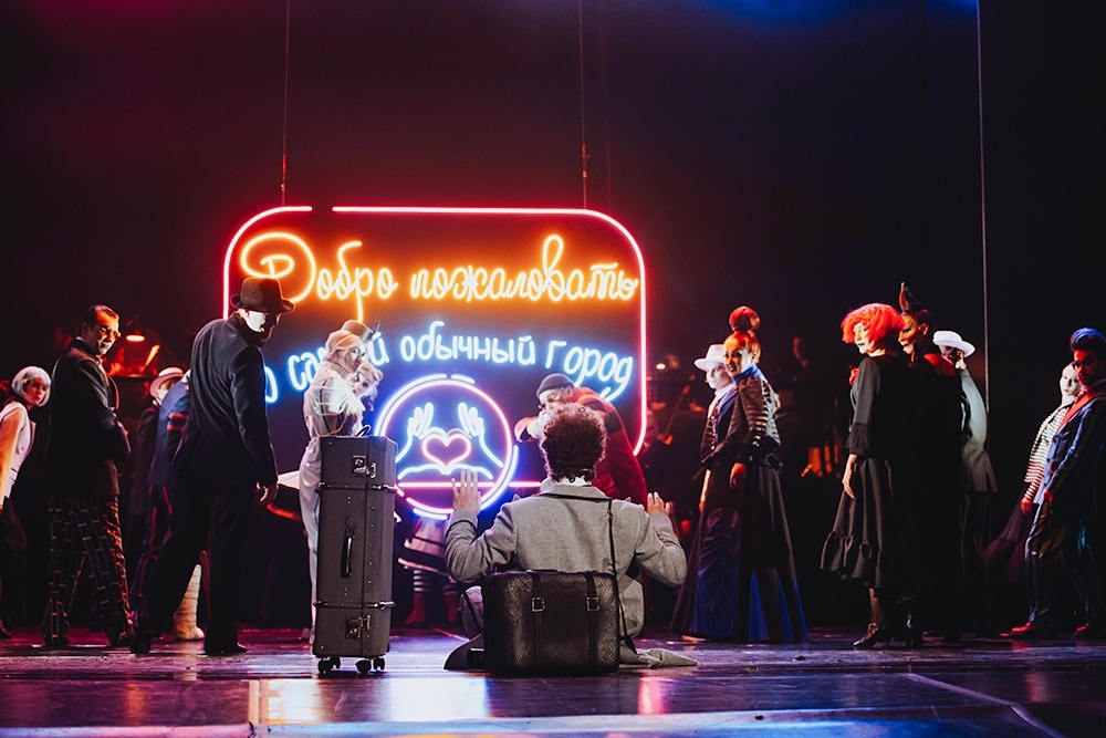    Навсегда перепуганные обитатели "самого обычного" сказочного города пытаются отвадить гостя. / Юлия Раскова/Красноярский музыкальный театр