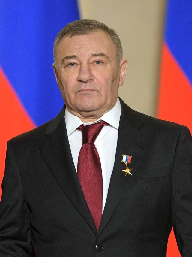 Ротенберг Аркадий Романович — в 2004 году стал председателем совета директоров СМП Банка. За труды праведные награждён Золотой звездой Героя труда РФ по данным из интернета