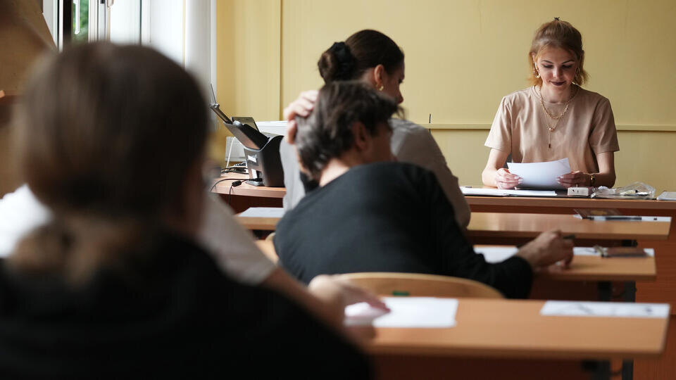     Минпросвещения определило количество часов учебной нагрузки для 10 и 11 классов ИЗВЕСТИЯ/Дмитрий Коротаев