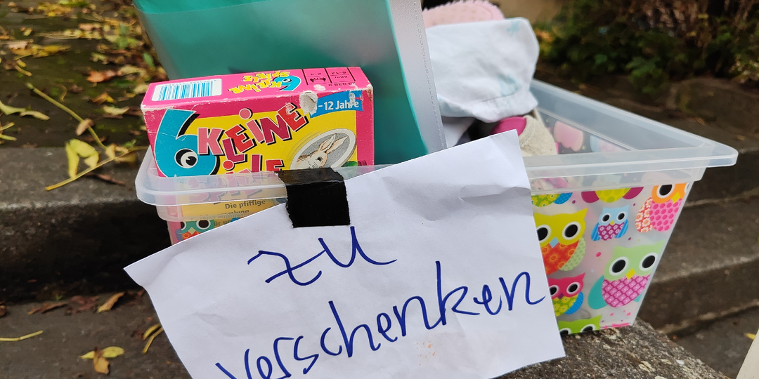 Ловушка "бесплатных" вещей: как коробки "отдам даром"  стали большой проблемой на улицах Германии