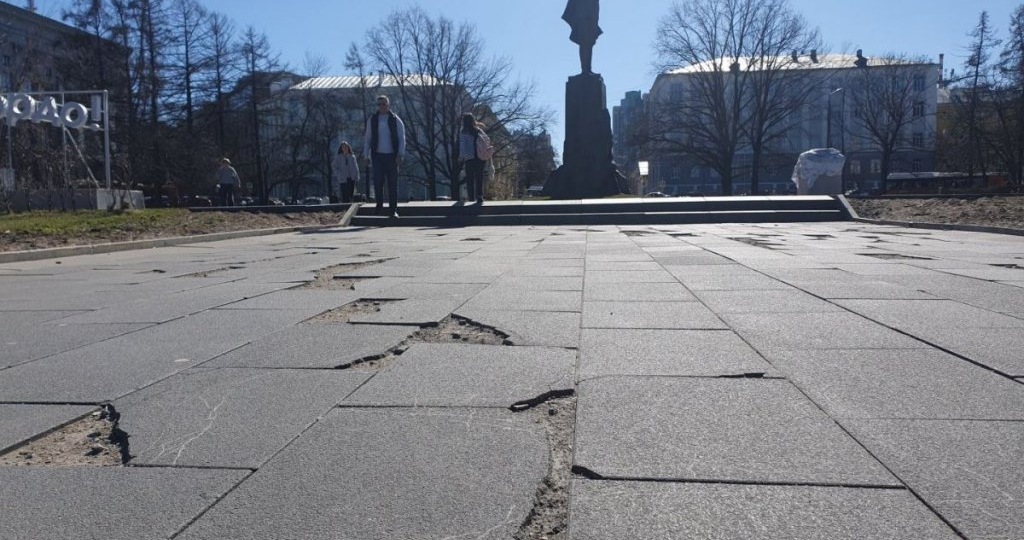 Дефекты на площади Горького в Нижнем Новгороде обещают устранить летом