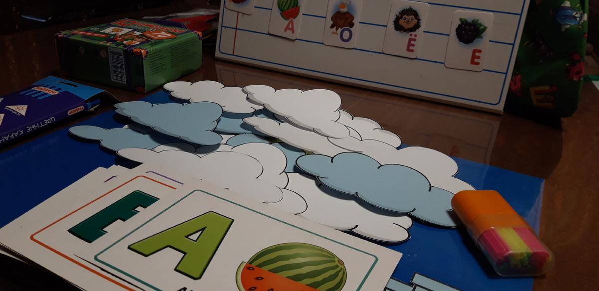 Младшая девочка учит буквы