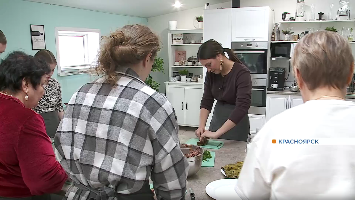     Ведущая «Утра на Енисее» Юлия Дудникова устроила «вкусную» встречу со зрителями