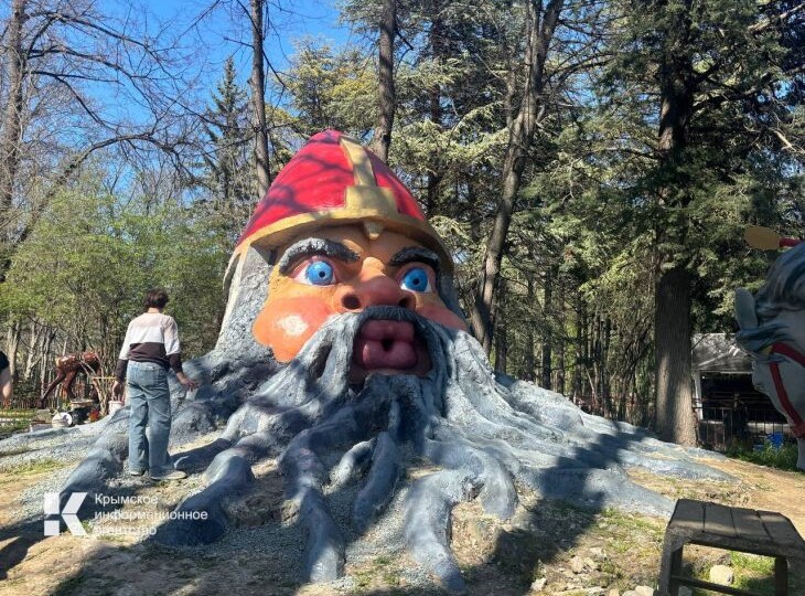 В Детском парке Симферополя обновили Поляну сказок