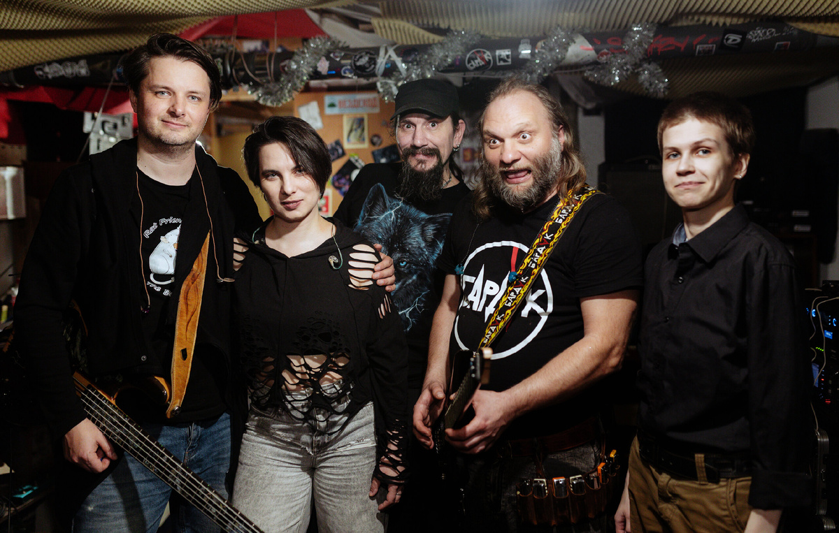 Бардак на репбазе. Интеллект читается только в глазах у Веры и Саши Лифанова, но, как пел Башлачев, хотя и нет - за то своя. Ничего искусственного нам не надо!