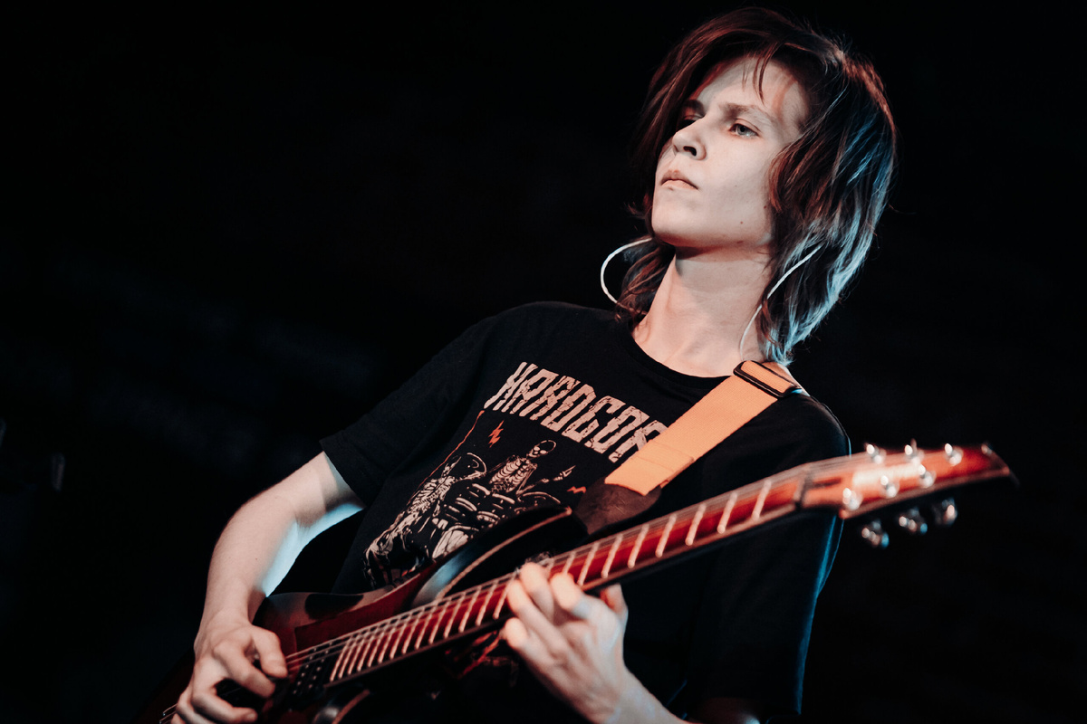 Гитаврист, зазывающий всех на вечерний гиг