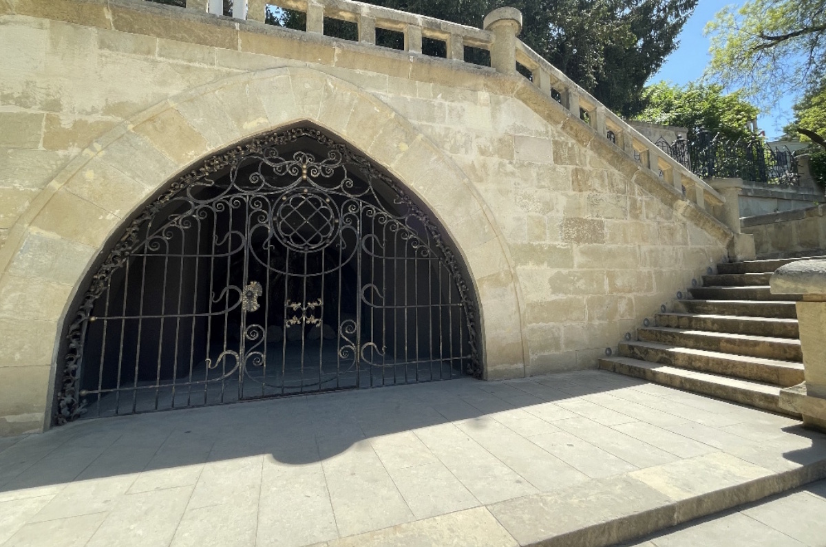 Демон заточён в гроте на Лермонтовской площадке. Автором лермонтовского Демона в Кисловодске является скульптор Гурген Курегян.