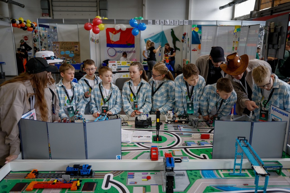     В Красноярске проходит международный чемпионат по робототехнике