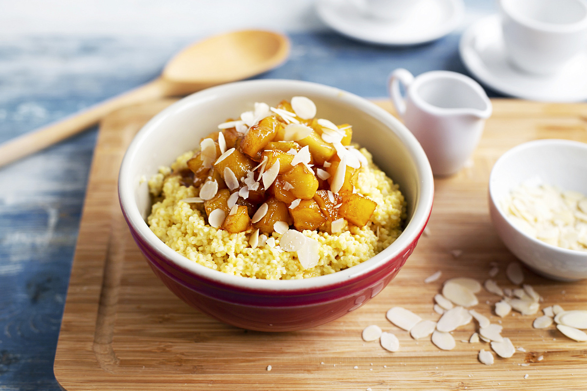 Пшённая каша с грушей и миндальными лепестками