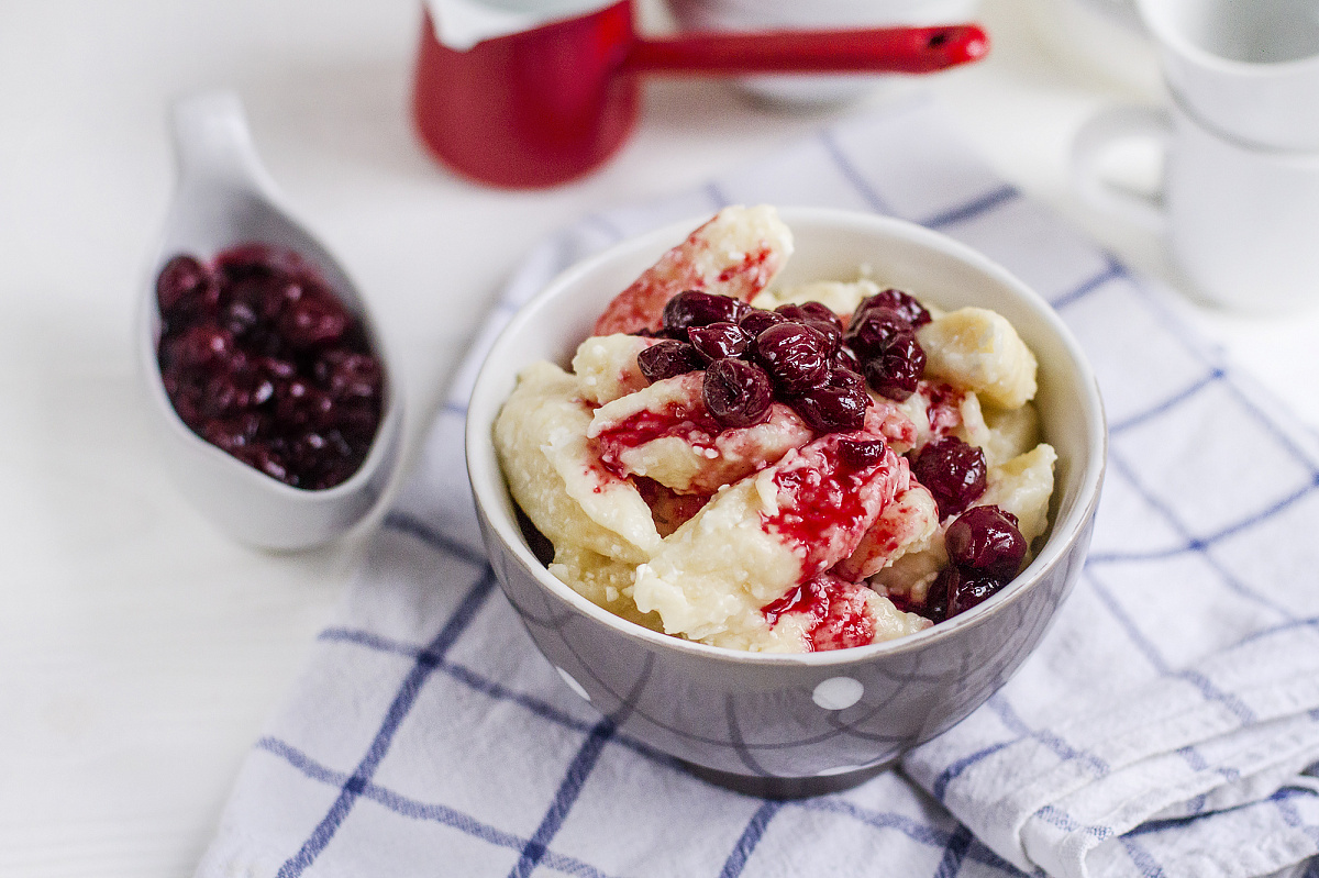 Ленивые вареники по бабушкиному рецепту с вишнёвым соусом