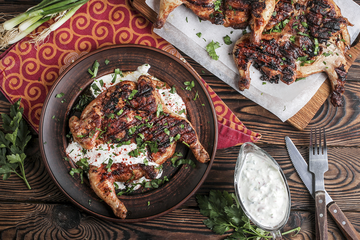 Цыплёнок по-индийски на решётке с зелёным соусом из трав и йогурта