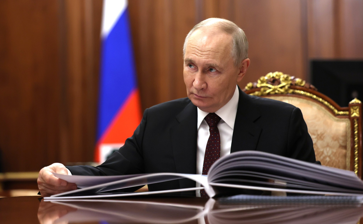 Март 2026. На встрече с губернатором Архангельской области Александром Цыбульским. Источник изображения: сайт http://putin.kremlin.ru/