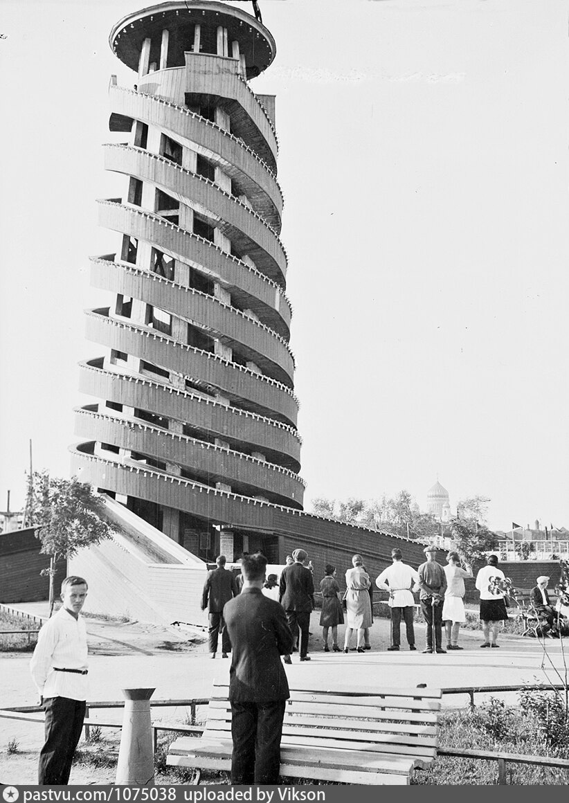 Аттракцион "Спиральный спуск". Пока ещё без парашютной вышки, 1930. С сайта www.pastvu.com.