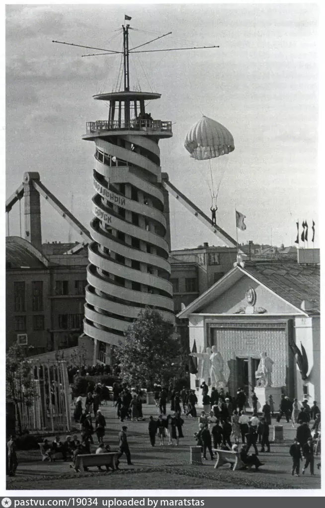 Парашютная вышка в ПКиО им. Горького, 1937. Автор фото: Н.С. Грановский. С сайта www.pastvu.com.