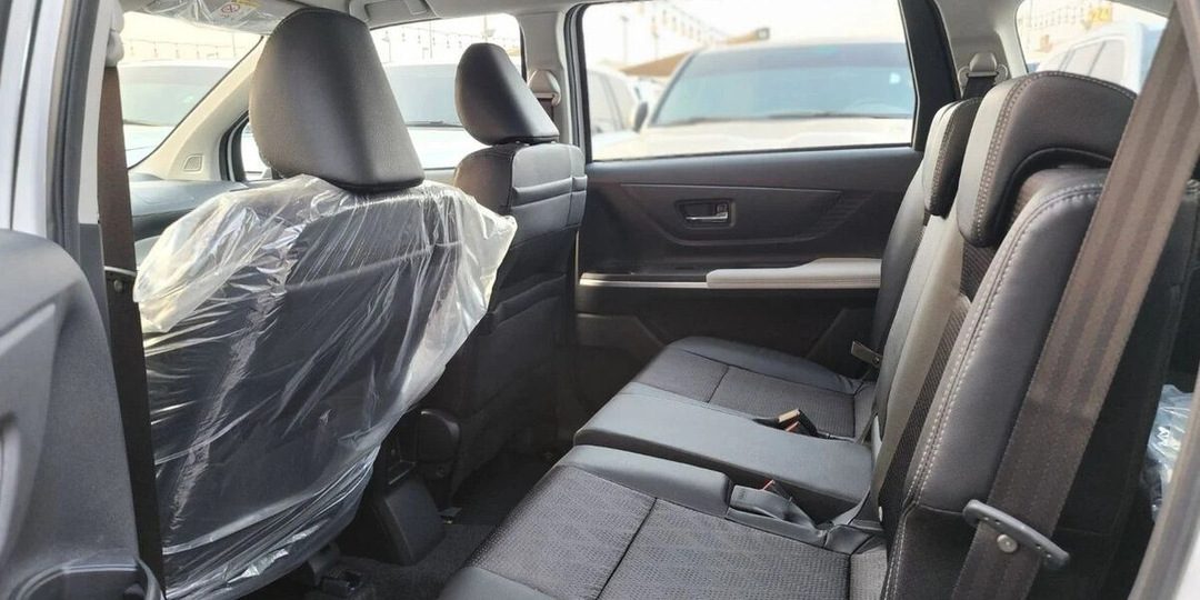 «В Китае такие авто делать не умеют»: в РФ приехал новый минивэн Toyota