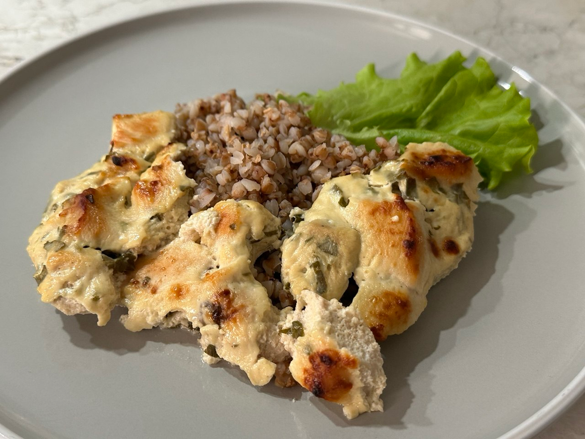 Сочная куриная грудка, запечённая в кефире. Фото автора