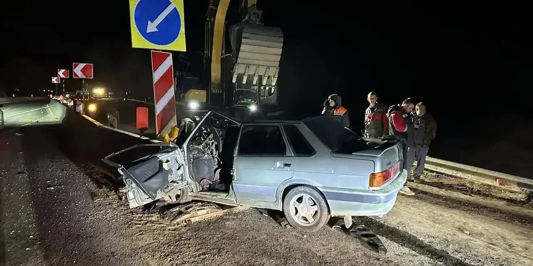 В зоне вечных пробок на М-4 «Дон» в Ростовской области водитель врезался в бетонные блоки на участке реконструкции и погиб