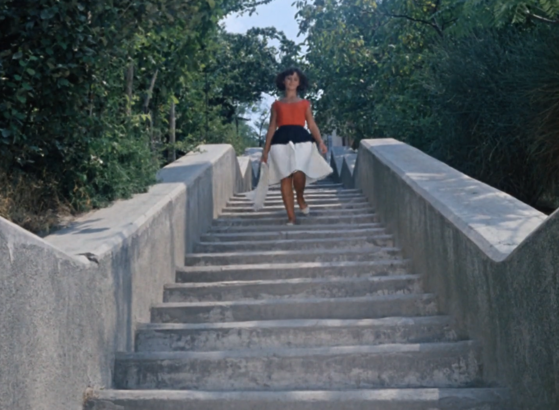 Кадр из фильма. Нина (Наталья Варлей) летящей походкой спускается по этой самой лестнице