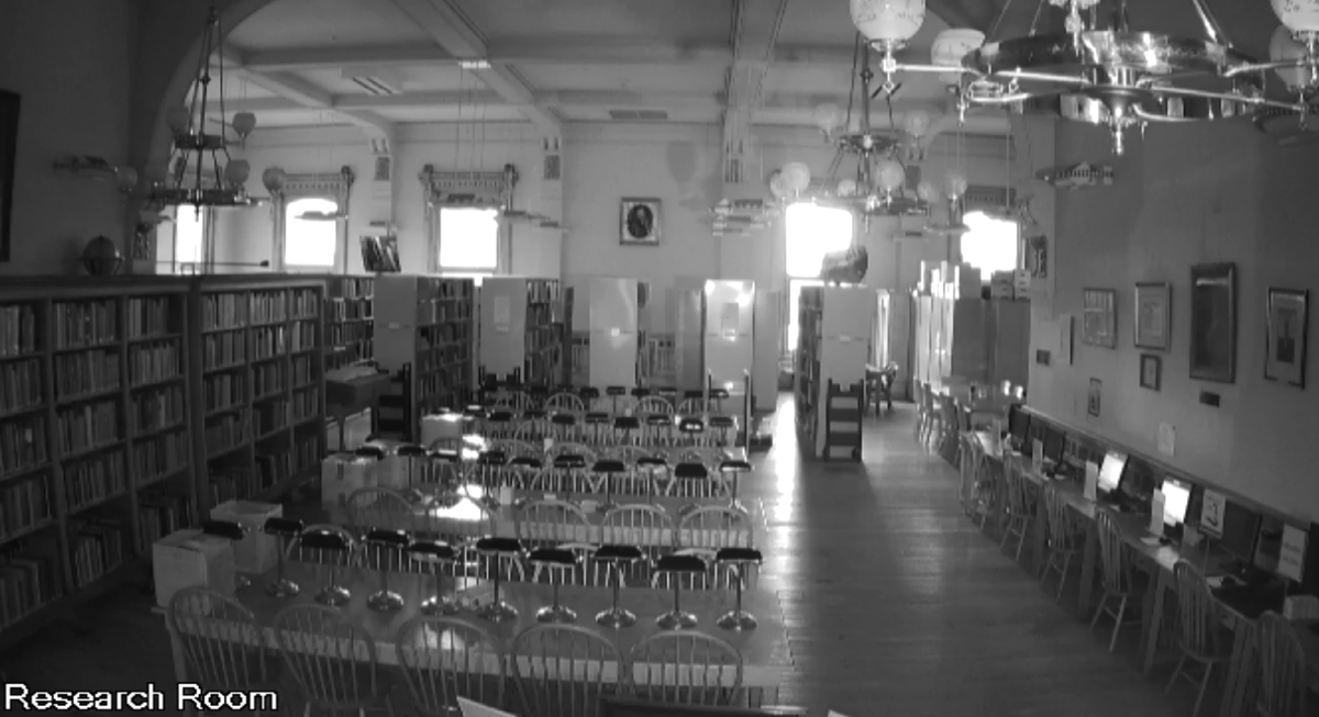 Скрин видеотрансляции читального зала в Библиотеке Уилларда. Источник:  The Willard Public Library Ghost Cams.