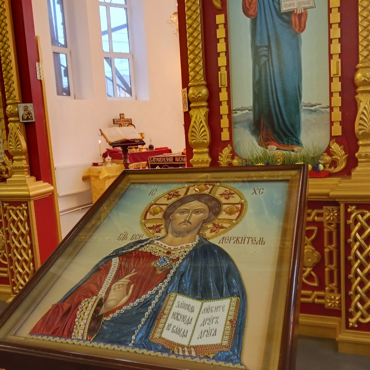 Алтарная часть восстанавливаемого храма. Когда делала снимок, алтарь не было видно, только яркий свет!