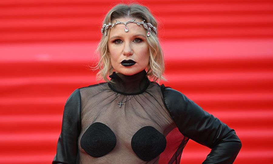 Разбираю 5 худших образов ММКФ: кто из звезд промахнулся со стилем?