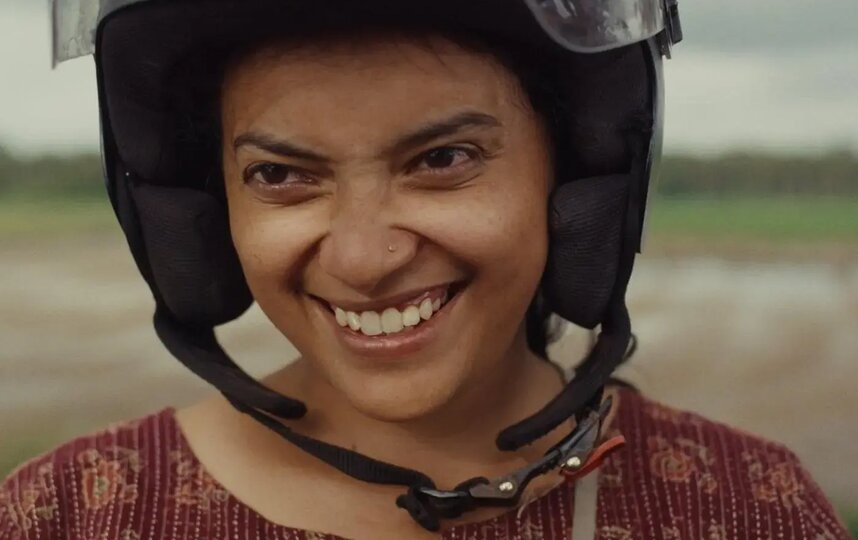    При виде мотоцикла или скутера на лице Амалы появляется улыбка.пресс-служба ММКФ